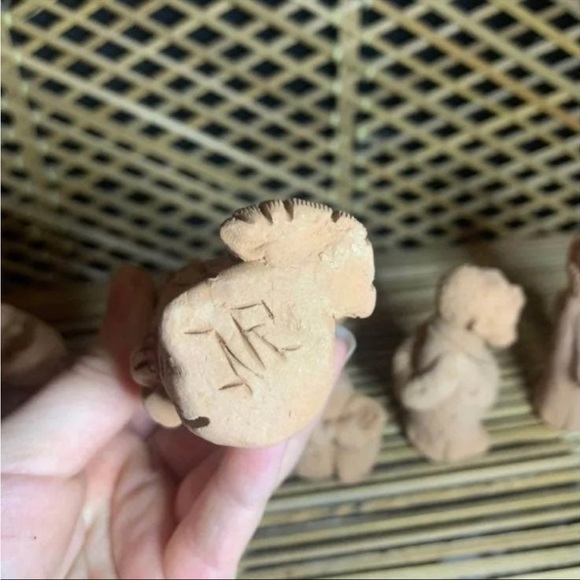 Handmade pottery men signed by artist - Picture 5 of 7